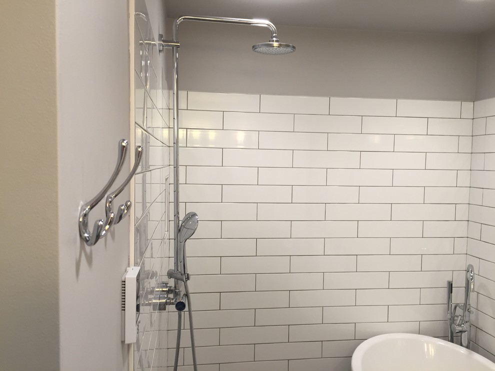 Foto på ett stort funkis en-suite badrum, med vita skåp, ett fristående badkar, en öppen dusch, en toalettstol med hel cisternkåpa, vit kakel, keramikplattor, lila väggar, klinkergolv i keramik och grått golv