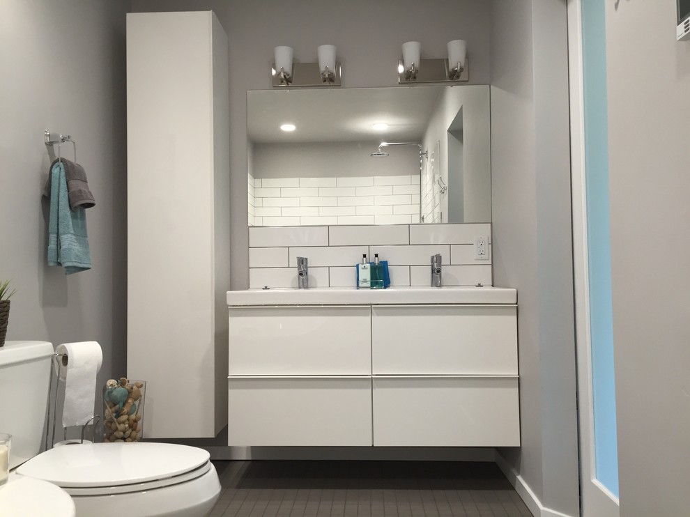 Идея дизайна: большая главная ванная комната в современном стиле с плоскими фасадами, белыми фасадами, отдельно стоящей ванной, открытым душем, унитазом-моноблоком, белой плиткой, керамической плиткой, фиолетовыми стенами, полом из керамической плитки, монолитной раковиной, серым полом и белой столешницей