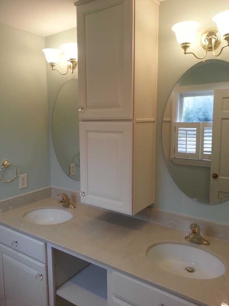Источник вдохновения для домашнего уюта: ванная комната в классическом стиле с фасадами с выступающей филенкой, белыми фасадами, душем в нише и керамогранитной плиткой