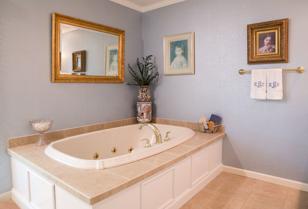 Idée de décoration pour une salle de bain principale design avec un mur bleu, un sol en carrelage de céramique, un plan de toilette en quartz modifié, une baignoire d'angle, un sol beige et du papier peint.