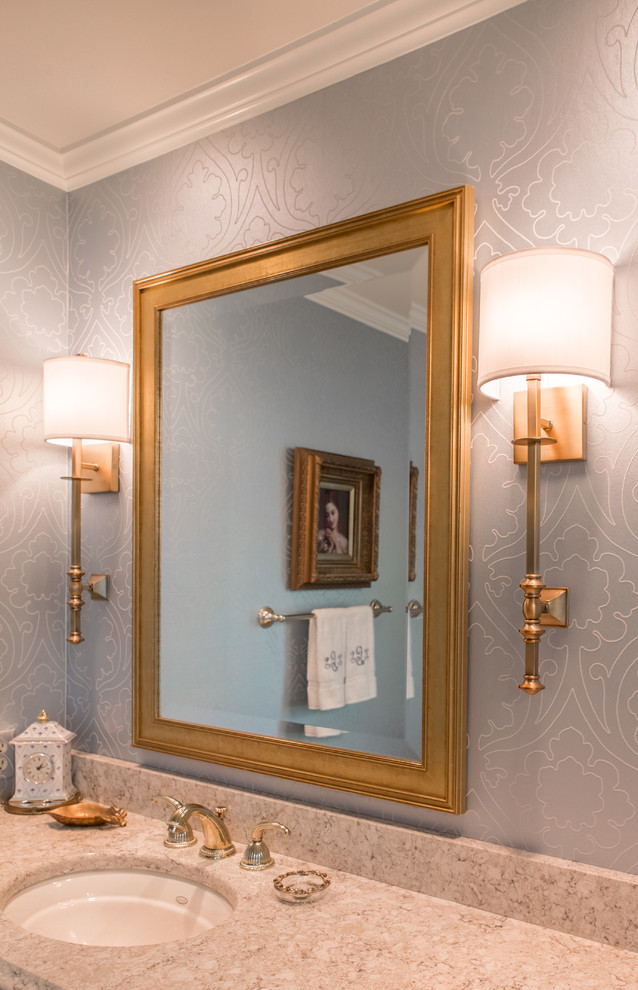 Inspiration för ett mellanstort funkis en-suite badrum, med blå väggar, luckor med infälld panel, vita skåp, ett undermonterad handfat, bänkskiva i kvarts och en toalettstol med hel cisternkåpa