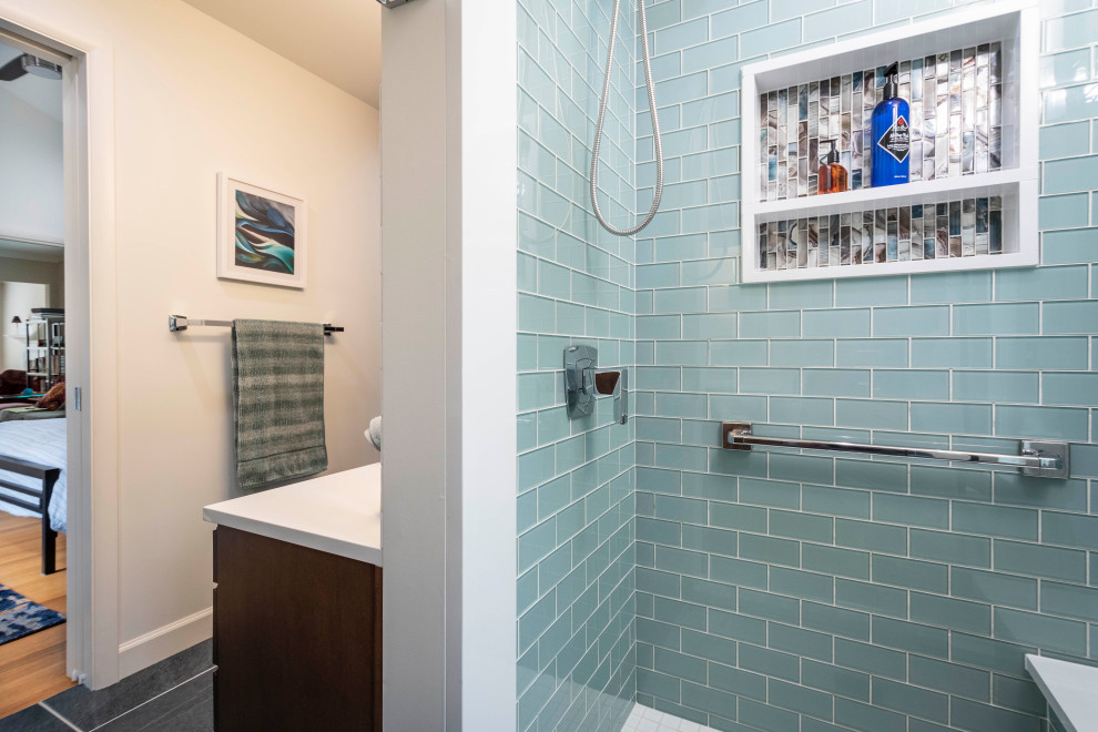 На фото: главная ванная комната среднего размера в стиле модернизм с душем в нише, стеклянной плиткой, синими стенами, полом из мозаичной плитки, душем с распашными дверями, нишей и подвесной тумбой с