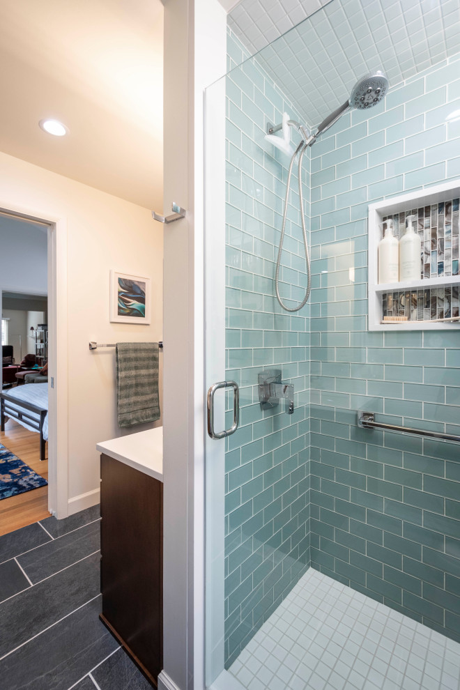 Idéer för att renovera ett mellanstort funkis en-suite badrum, med en dusch i en alkov, glaskakel, blå väggar, mosaikgolv och dusch med gångjärnsdörr