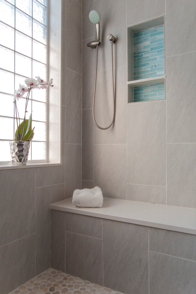 Foto di una grande stanza da bagno padronale moderna con piastrelle grigie, doccia aperta, piastrelle in gres porcellanato, pareti grigie e pavimento con piastrelle di ciottoli