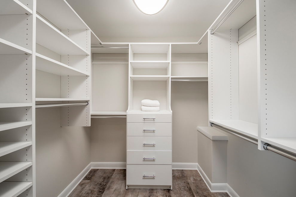 Foto de cuarto de baño principal actual con armarios con paneles lisos, puertas de armario de madera en tonos medios y lavabo sobreencimera