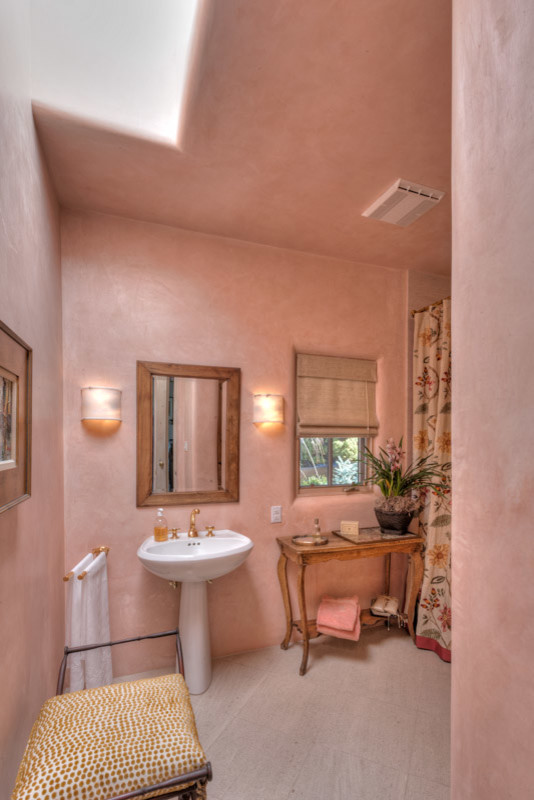 Idéer för att renovera ett mellanstort vintage badrum, med skåp i mellenmörkt trä, rosa väggar, kalkstensgolv och ett piedestal handfat