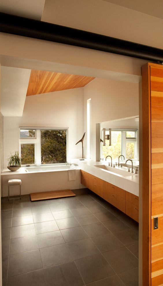 Idéer för stora funkis en-suite badrum, med ett integrerad handfat, släta luckor, skåp i mörkt trä, bänkskiva i akrylsten, ett badkar i en alkov, en öppen dusch, brun kakel, stenhäll, vita väggar och skiffergolv
