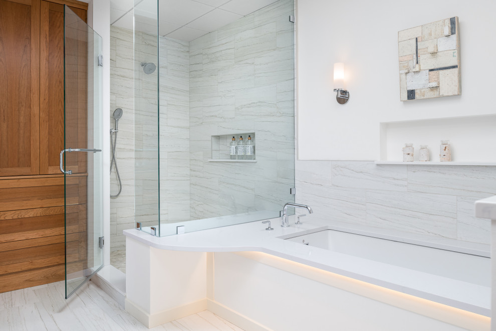 Inredning av ett modernt stort vit vitt en-suite badrum, med släta luckor, skåp i mellenmörkt trä, ett undermonterat badkar, en bidé, keramikplattor, vita väggar, klinkergolv i keramik, ett undermonterad handfat, bänkskiva i kvartsit och dusch med gångjärnsdörr