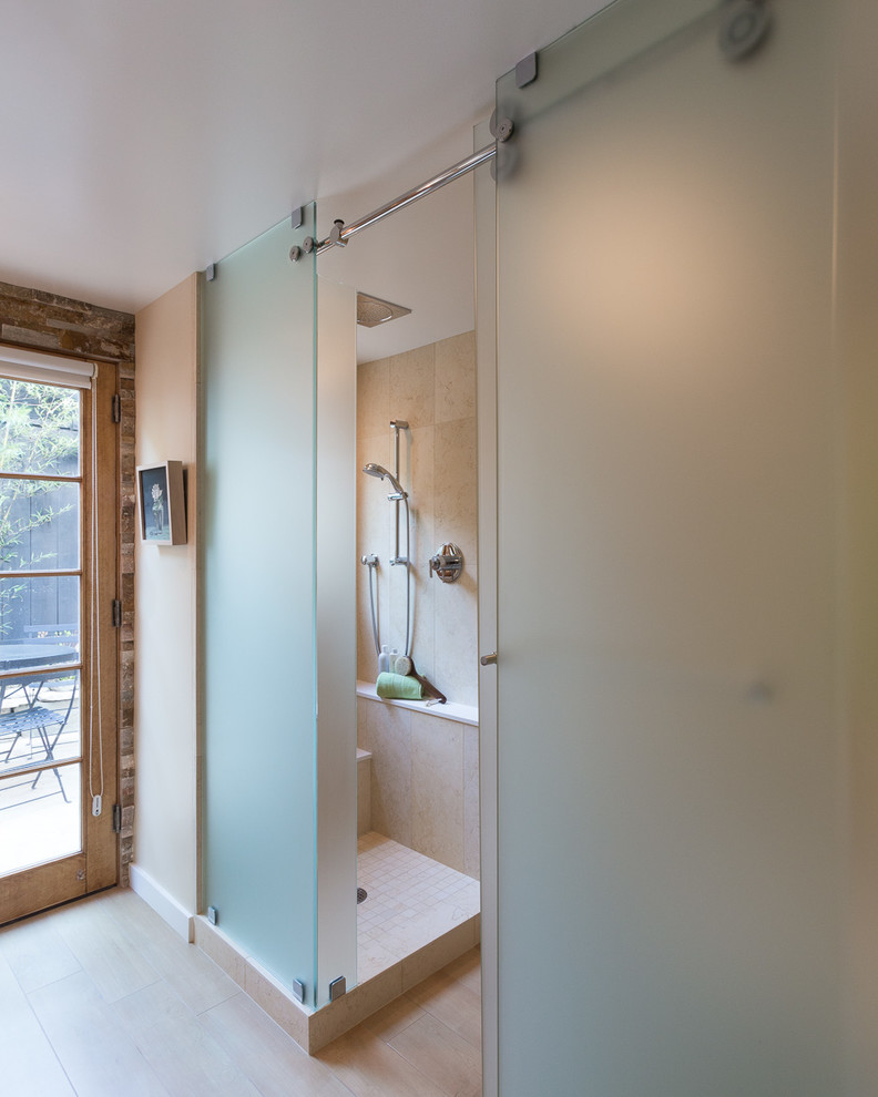 Imagen de cuarto de baño pequeño con ducha abierta y baldosas y/o azulejos beige