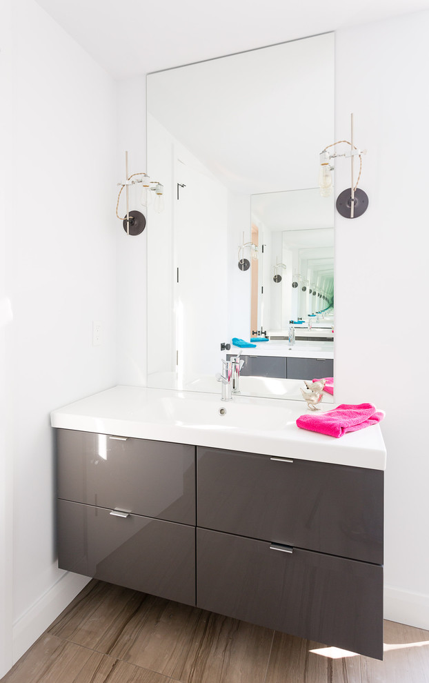 This is an example of a contemporary bathroom in Toronto with an integrated sink.