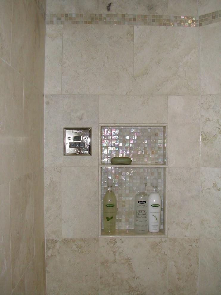 Exempel på ett mellanstort klassiskt badrum, med en dusch i en alkov, beige kakel och mosaik