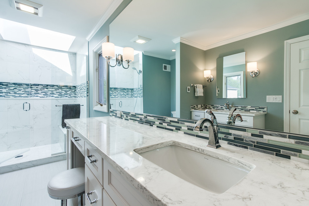 Exempel på ett stort klassiskt en-suite badrum, med ett undermonterad handfat, luckor med infälld panel, vita skåp, bänkskiva i kvarts, en dusch i en alkov, grå kakel, mosaik, blå väggar och klinkergolv i porslin