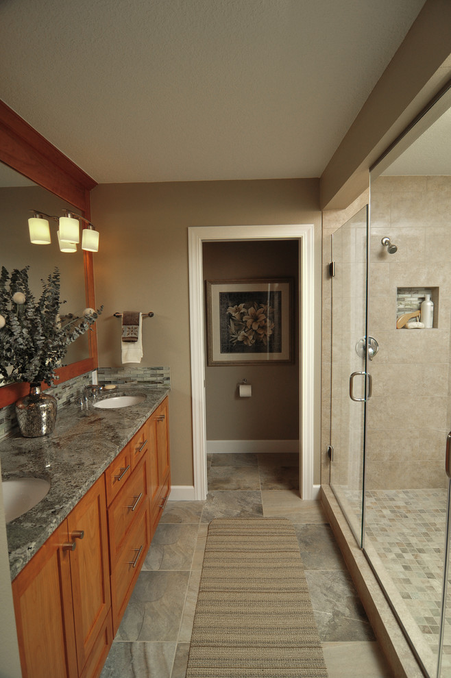 Inspiration pour une douche en alcôve craftsman en bois brun avec un lavabo encastré, un placard à porte shaker, un plan de toilette en granite, un carrelage multicolore et un mur beige.
