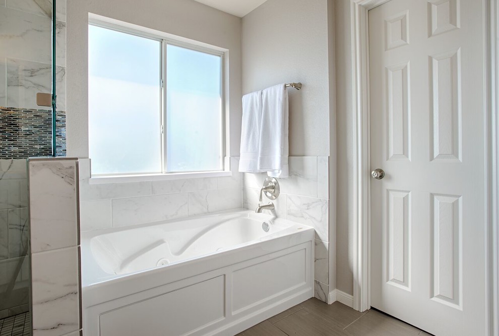 Imagen de cuarto de baño principal clásico de tamaño medio con armarios estilo shaker, puertas de armario blancas, bañera esquinera, ducha esquinera y paredes grises