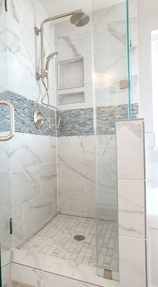 Ejemplo de cuarto de baño principal tradicional de tamaño medio con armarios estilo shaker, puertas de armario blancas, bañera esquinera, ducha esquinera y paredes grises
