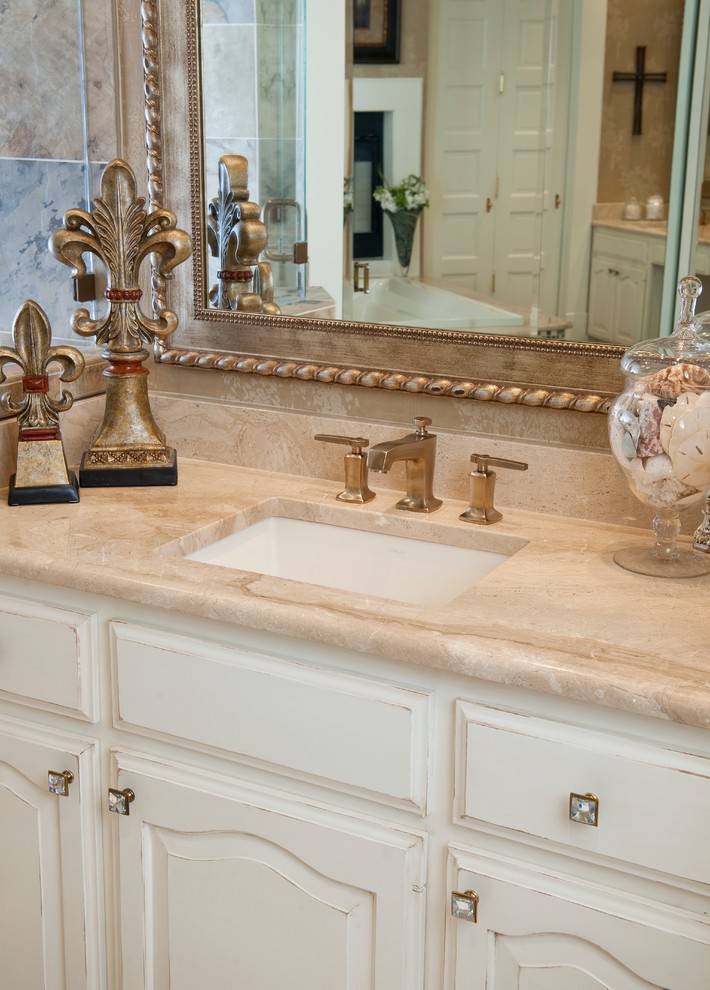 Foto di una stanza da bagno classica con lavabo sottopiano, ante con bugna sagomata, ante beige, top in marmo, vasca da incasso, doccia doppia, WC monopezzo, piastrelle blu e piastrelle in gres porcellanato