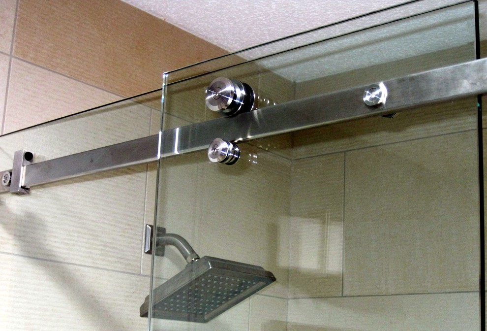 Imagen de cuarto de baño moderno con combinación de ducha y bañera y baldosas y/o azulejos beige