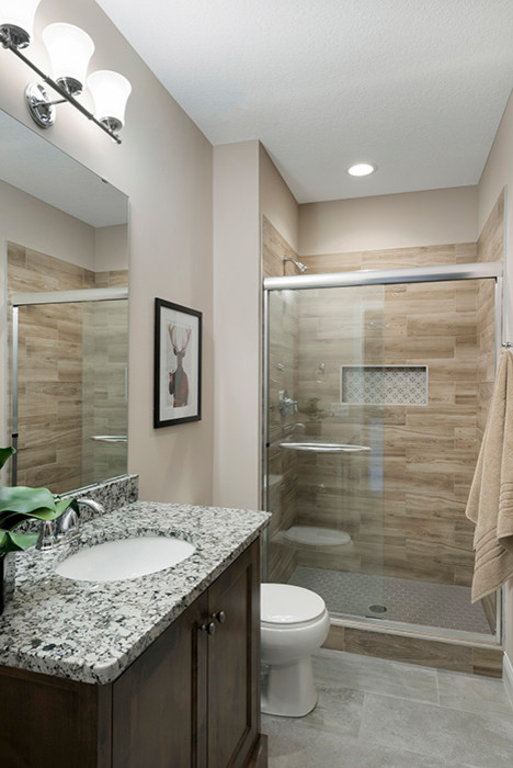 Foto di una stanza da bagno con doccia eclettica