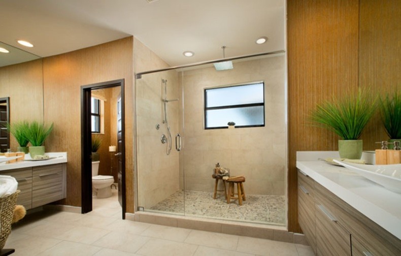 Пример оригинального дизайна: главная ванная комната среднего размера в стиле модернизм с плоскими фасадами, светлыми деревянными фасадами, открытым душем, унитазом-моноблоком, бежевой плиткой, каменной плиткой, бежевыми стенами, полом из керамогранита, настольной раковиной, столешницей из искусственного кварца, бежевым полом и душем с распашными дверями
