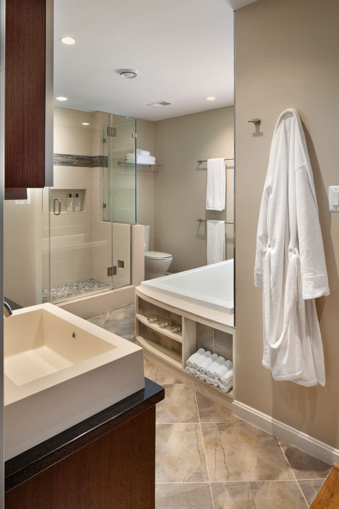 Idéer för att renovera ett mellanstort funkis en-suite badrum, med släta luckor, skåp i mellenmörkt trä, en hörndusch, flerfärgad kakel, stenkakel, beige väggar, klinkergolv i porslin, ett fristående handfat och dusch med gångjärnsdörr