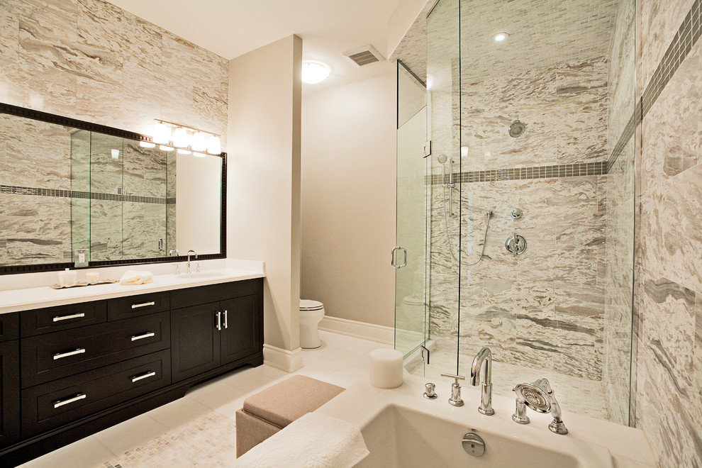 Идея дизайна: ванная комната в современном стиле с угловым душем