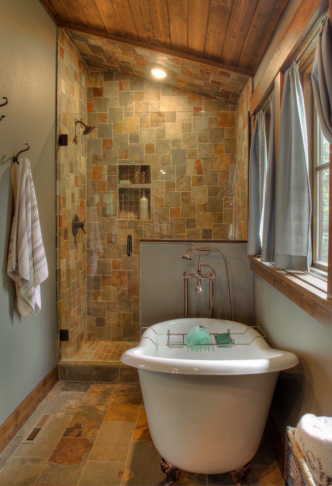 На фото: главная ванная комната среднего размера в стиле рустика с плоскими фасадами, ванной на ножках, душем в нише, разноцветной плиткой, плиткой из сланца, зелеными стенами, полом из сланца, разноцветным полом и душем с распашными дверями с