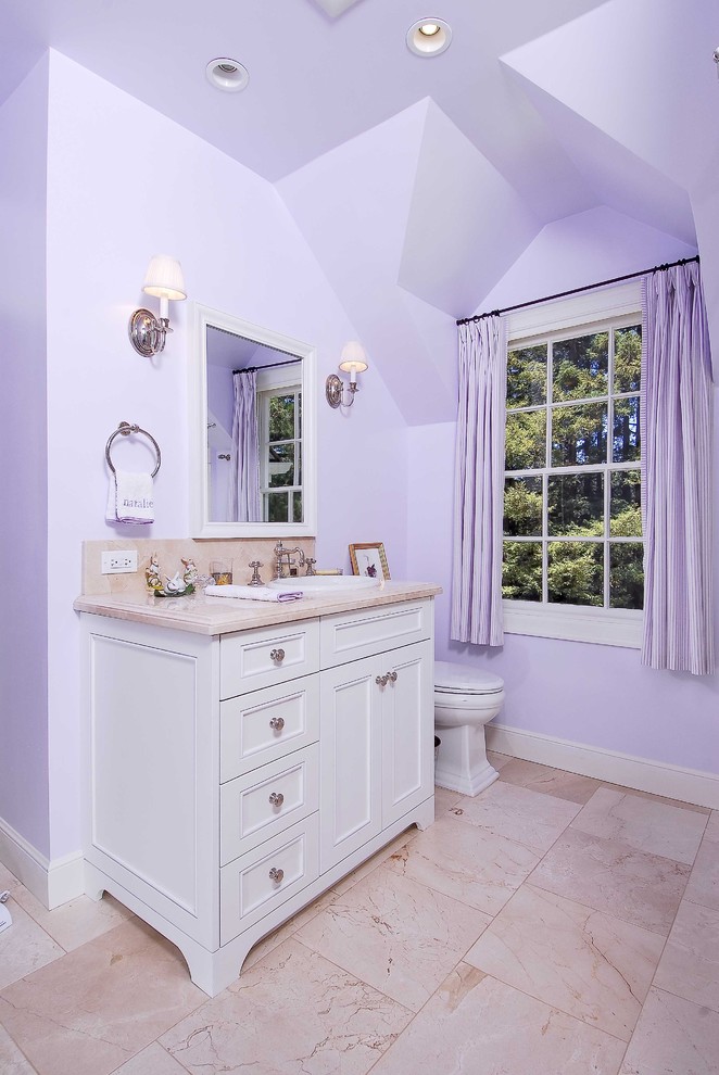 Ejemplo de cuarto de baño clásico con lavabo encastrado, armarios con paneles empotrados, puertas de armario blancas, baldosas y/o azulejos beige, paredes púrpuras y suelo rosa