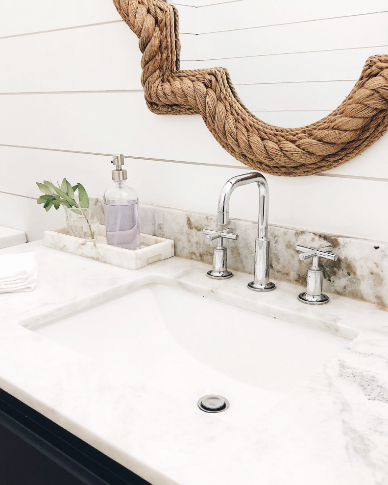 Inspiration för ett litet lantligt beige beige badrum med dusch, med möbel-liknande, grå skåp, ljust trägolv, ett undermonterad handfat och marmorbänkskiva