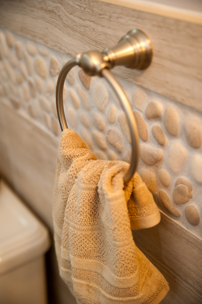 Kleines Modernes Badezimmer En Suite mit Kassettenfronten, hellbraunen Holzschränken, Duschnische, beigen Fliesen, Porzellanfliesen, beiger Wandfarbe, Porzellan-Bodenfliesen, Unterbauwaschbecken und Quarzwerkstein-Waschtisch in New York
