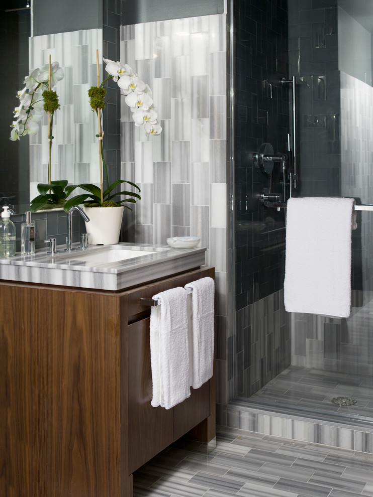 Inredning av ett klassiskt stort badrum, med en öppen dusch, svart och vit kakel, stenkakel, vita väggar, klinkergolv i porslin och bänkskiva i kalksten