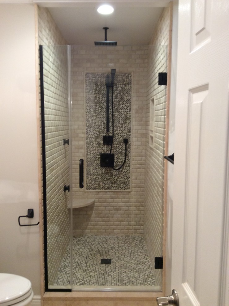 Foto på ett mellanstort rustikt en-suite badrum, med en dusch i en alkov, en toalettstol med hel cisternkåpa, beige kakel, tunnelbanekakel, beige väggar, travertin golv, ett nedsänkt handfat och marmorbänkskiva
