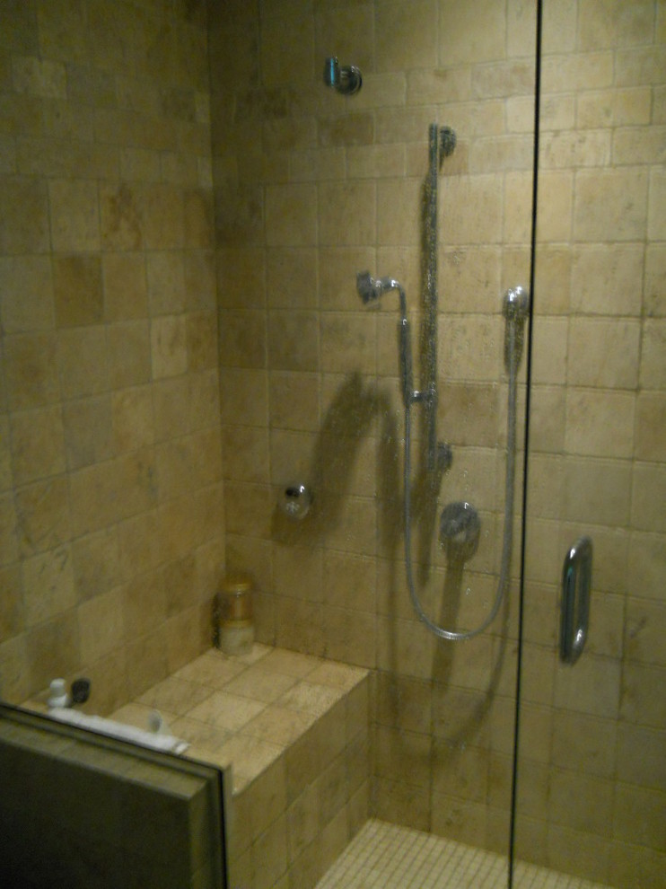 Idéer för ett stort klassiskt en-suite badrum, med en dusch i en alkov, beige kakel, skåp i shakerstil, skåp i mellenmörkt trä, ett badkar i en alkov, tunnelbanekakel, blå väggar, ett undermonterad handfat och granitbänkskiva