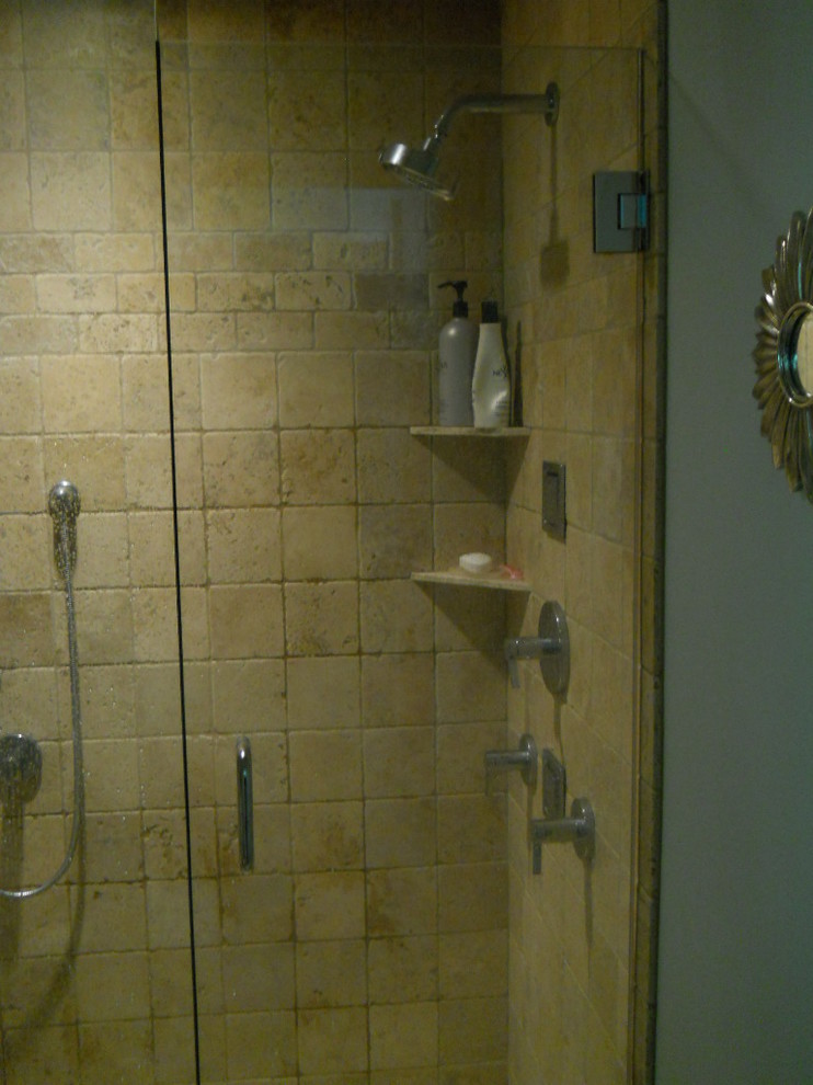 Exempel på ett stort klassiskt en-suite badrum, med en dusch i en alkov, beige kakel, skåp i shakerstil, skåp i mellenmörkt trä, ett badkar i en alkov, tunnelbanekakel, blå väggar, ett undermonterad handfat och granitbänkskiva