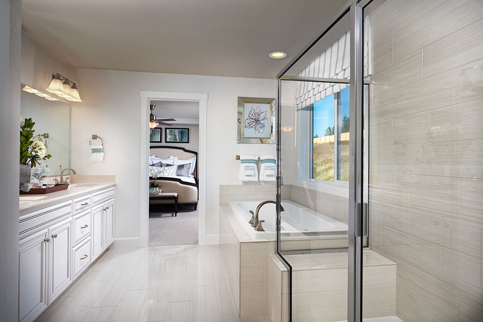 Ejemplo de cuarto de baño principal clásico renovado con puertas de armario blancas