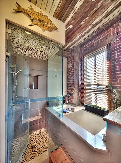 Exempel på ett litet eklektiskt en-suite badrum, med ett hörnbadkar, en hörndusch, en toalettstol med separat cisternkåpa, brun kakel, röd kakel, mosaik, grå väggar, linoleumgolv, ett integrerad handfat och träbänkskiva