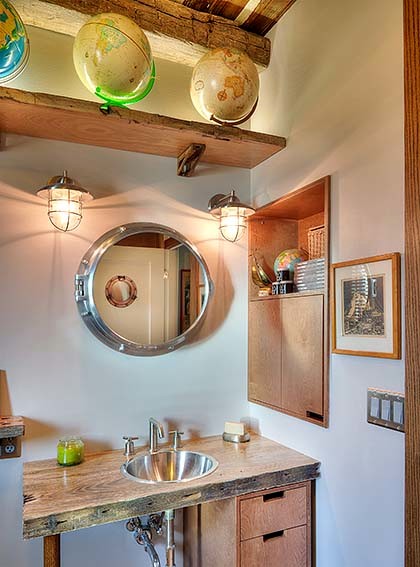 Пример оригинального дизайна: маленькая главная ванная комната в стиле фьюжн с угловой ванной, угловым душем, раздельным унитазом, коричневой плиткой, красной плиткой, плиткой мозаикой, серыми стенами, полом из линолеума, монолитной раковиной и столешницей из дерева для на участке и в саду
