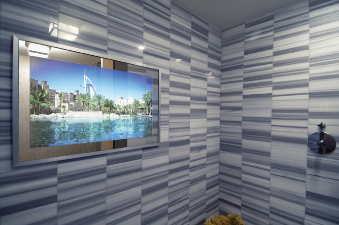 Foto på ett mellanstort funkis en-suite badrum, med en dusch i en alkov, blå kakel, glaskakel och dusch med gångjärnsdörr