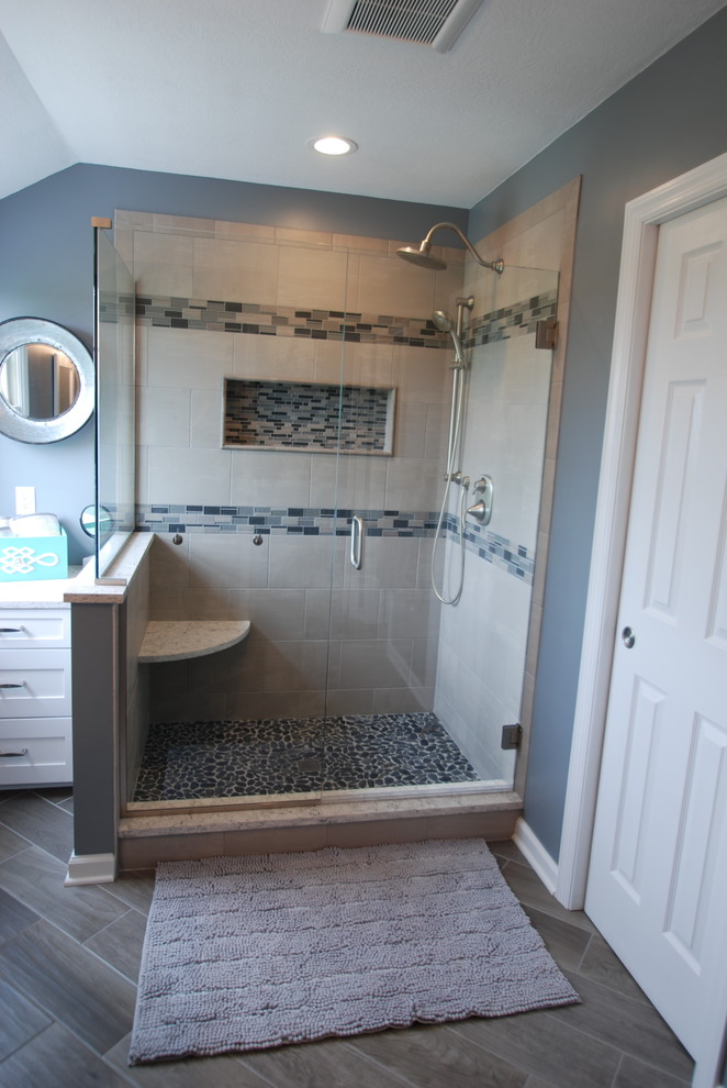 Amerikansk inredning av ett stort en-suite badrum, med släta luckor, vita skåp, en toalettstol med separat cisternkåpa, grå kakel, keramikplattor, grå väggar, klinkergolv i keramik, ett undermonterad handfat, bänkskiva i kvarts och dusch med gångjärnsdörr