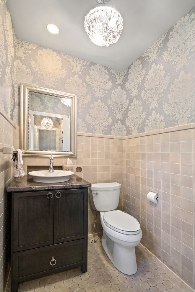 Esempio di una stanza da bagno con doccia tradizionale di medie dimensioni con ante in stile shaker, ante grigie, piastrelle beige, pareti beige, top in granito e pavimento beige