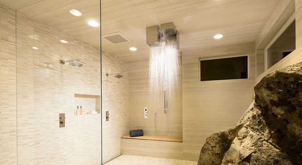 На фото: большая главная ванная комната в современном стиле с плиткой из листового камня, душевой комнатой, раздельным унитазом, бежевой плиткой, бежевыми стенами, полом из керамогранита, серым полом и открытым душем