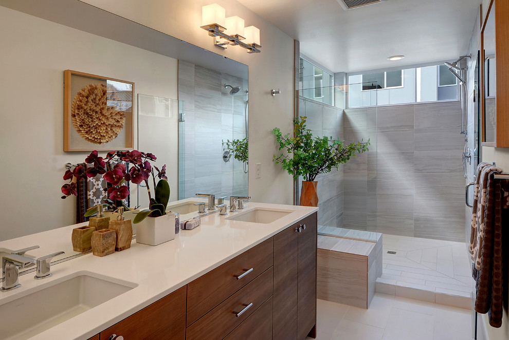 Стильный дизайн: ванная комната в современном стиле с плоскими фасадами, темными деревянными фасадами, душем в нише, серой плиткой, серыми стенами, врезной раковиной, открытым душем и зеркалом с подсветкой - последний тренд