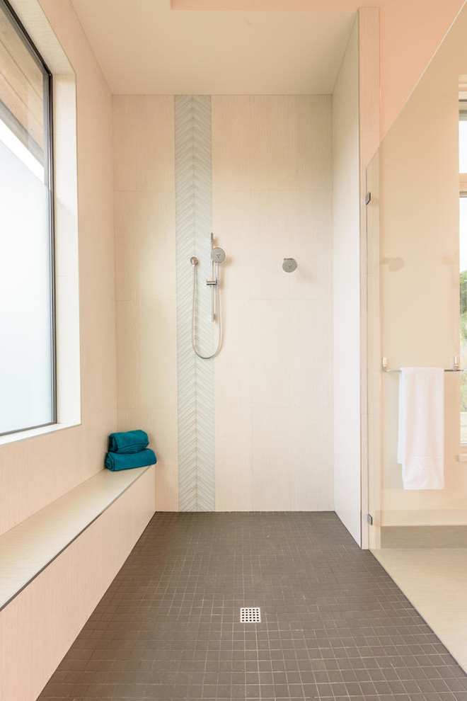Idée de décoration pour une salle de bain design avec une douche ouverte, un carrelage marron, mosaïque, un mur rose et un sol en carrelage de terre cuite.