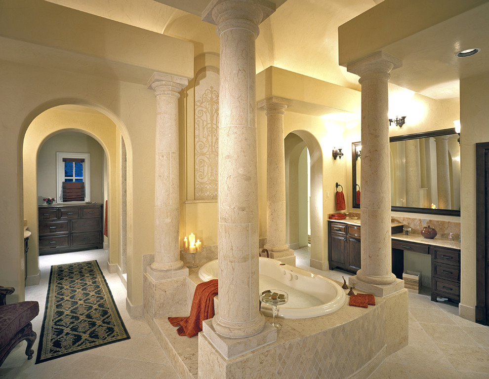 Modelo de cuarto de baño clásico con puertas de armario de madera en tonos medios, bañera encastrada y baldosas y/o azulejos beige