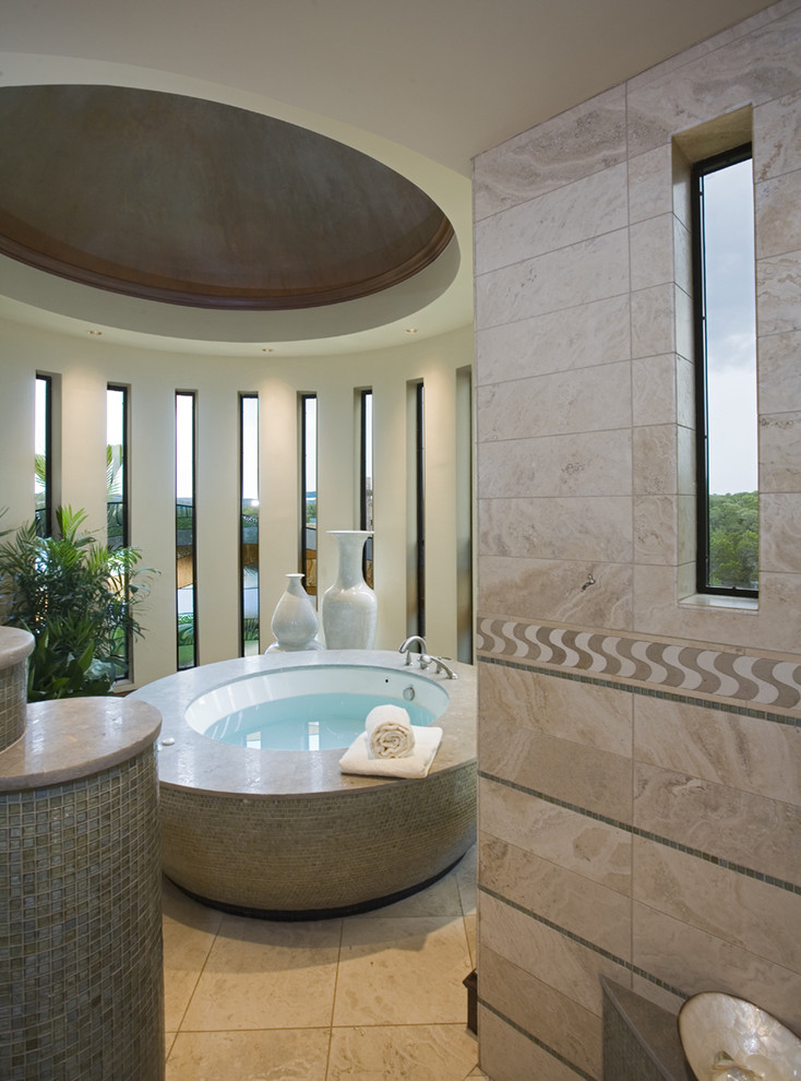 Пример оригинального дизайна: ванная комната в средиземноморском стиле с полновстраиваемой ванной