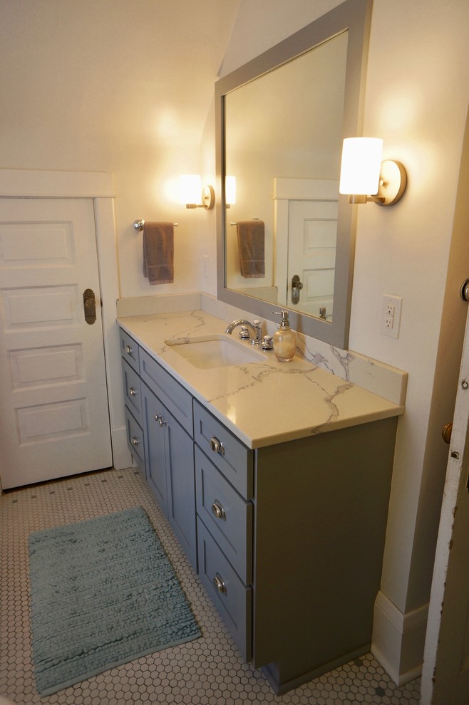 Bild på ett litet vintage vit vitt en-suite badrum, med skåp i shakerstil, grå skåp, en toalettstol med separat cisternkåpa, vit kakel, tunnelbanekakel, vita väggar, mosaikgolv, ett undermonterad handfat, bänkskiva i kvarts, dusch med duschdraperi, vitt golv, ett badkar i en alkov och en dusch/badkar-kombination