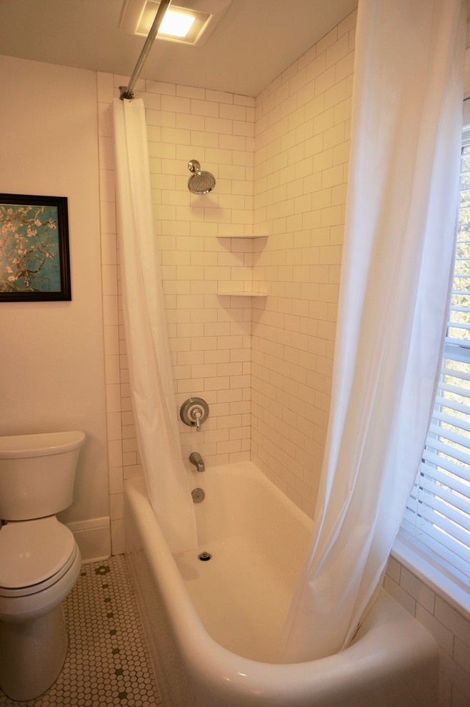 Idéer för att renovera ett litet vintage vit vitt en-suite badrum, med skåp i shakerstil, grå skåp, vit kakel, tunnelbanekakel, bänkskiva i kvarts, ett badkar i en alkov, en dusch/badkar-kombination, en toalettstol med separat cisternkåpa, ett undermonterad handfat och dusch med duschdraperi