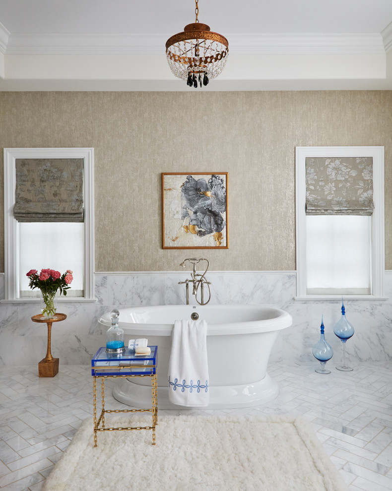 Imagen de cuarto de baño principal tradicional con bañera exenta, paredes beige, suelo de mármol y suelo blanco
