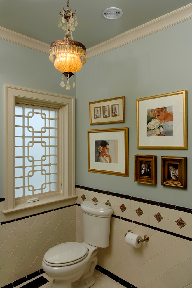Idéer för ett mellanstort klassiskt toalett, med en toalettstol med separat cisternkåpa, beige kakel, porslinskakel, gröna väggar och klinkergolv i porslin