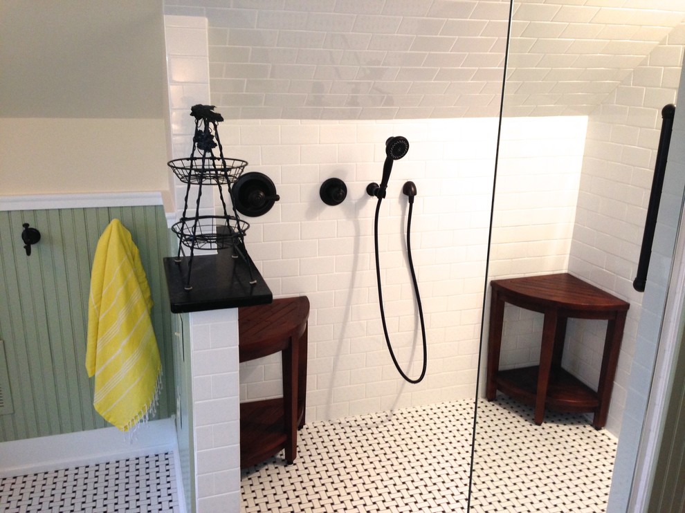 На фото: большая главная ванная комната в классическом стиле с раковиной с пьедесталом, ванной на ножках, душем без бортиков, раздельным унитазом, белой плиткой, плиткой кабанчик, зелеными стенами и полом из мозаичной плитки
