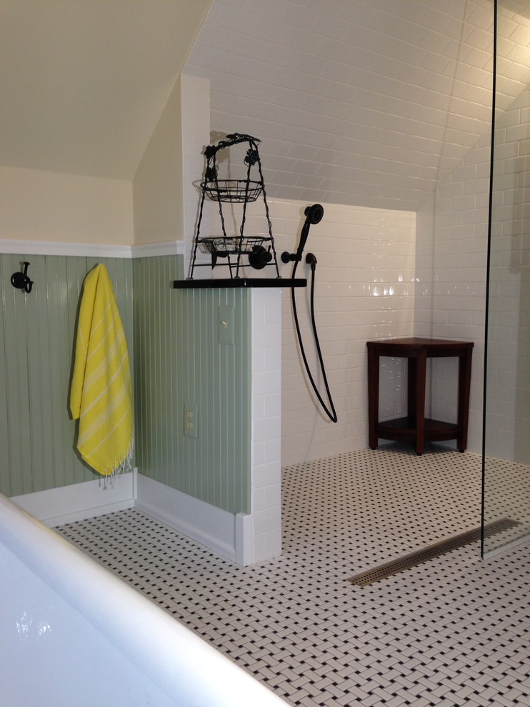 Réalisation d'une grande salle de bain principale tradition avec un lavabo de ferme, une baignoire sur pieds, une douche à l'italienne, WC séparés, un carrelage blanc, un carrelage métro, un mur vert et un sol en carrelage de terre cuite.